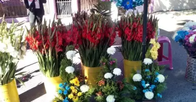 Venta de flores en panteones de Hermosillo
