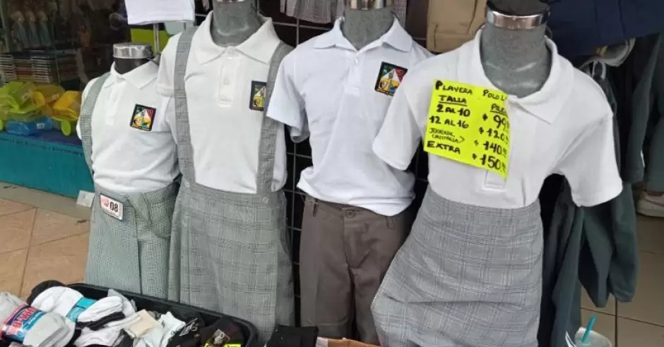 más de $150 en la compra de uniformes y útiles escolares