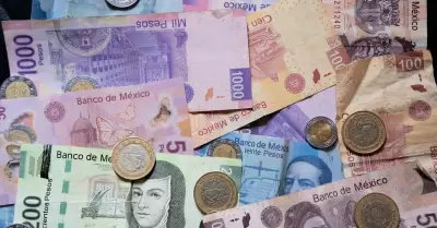 Billetes y monedas mexicanas.