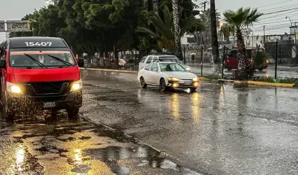 Autos en carretera durante lluvia