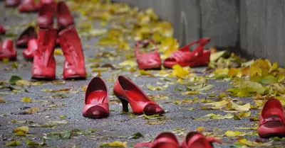 Zapatos rojos en representación de feminicidios
