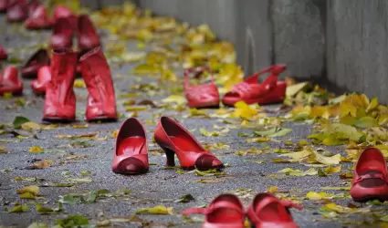 Zapatos rojos en representaci�n de feminicidios