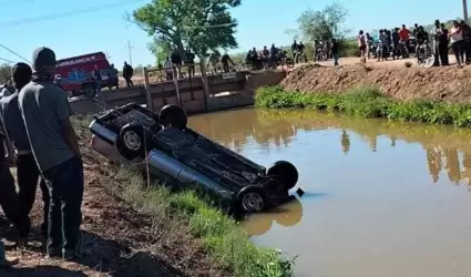 Mueren tripulantes de auto al caer a canal, en Navojoa