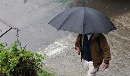 Seor con paraguas