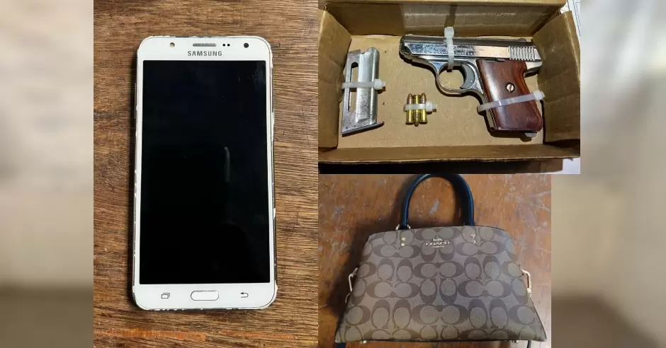 Bolso, celular y arma