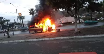 Calafia incendiándose frente a Plaza Pacífico Tijuana