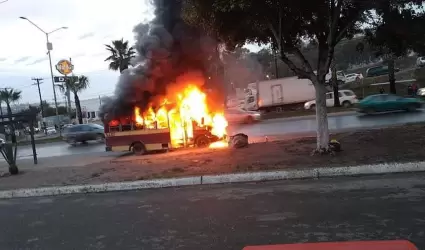 Calafia incendindose frente a Plaza Pacfico Tijuana