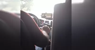 Taxista viendo una serie mientras conduce
