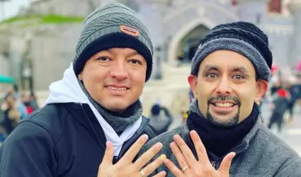 Juan Ángel y Erick Amaya se comprometieron frente al castillo de la Bella Durmie