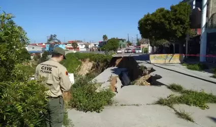 Vialidad derrumbada en Terrazas del Rub�