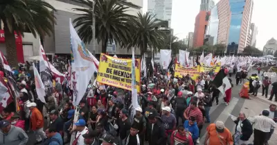 Simpatizantes de AMLO en Reforma y Juárez, rumbo al Zócalo