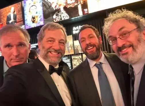 De izquierda a derecha: Wayne Federman, Judd Apatow, Adam Sandler y Robert Smigel.