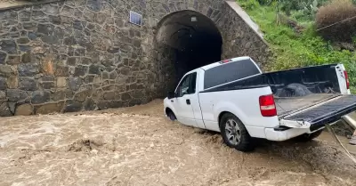 Rescatan a persona de su vehículo atascado en arroyo de Rosarito