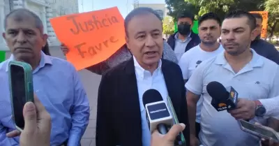 Gobernador atiende a manifestantes que piden justicia para familia atropellada