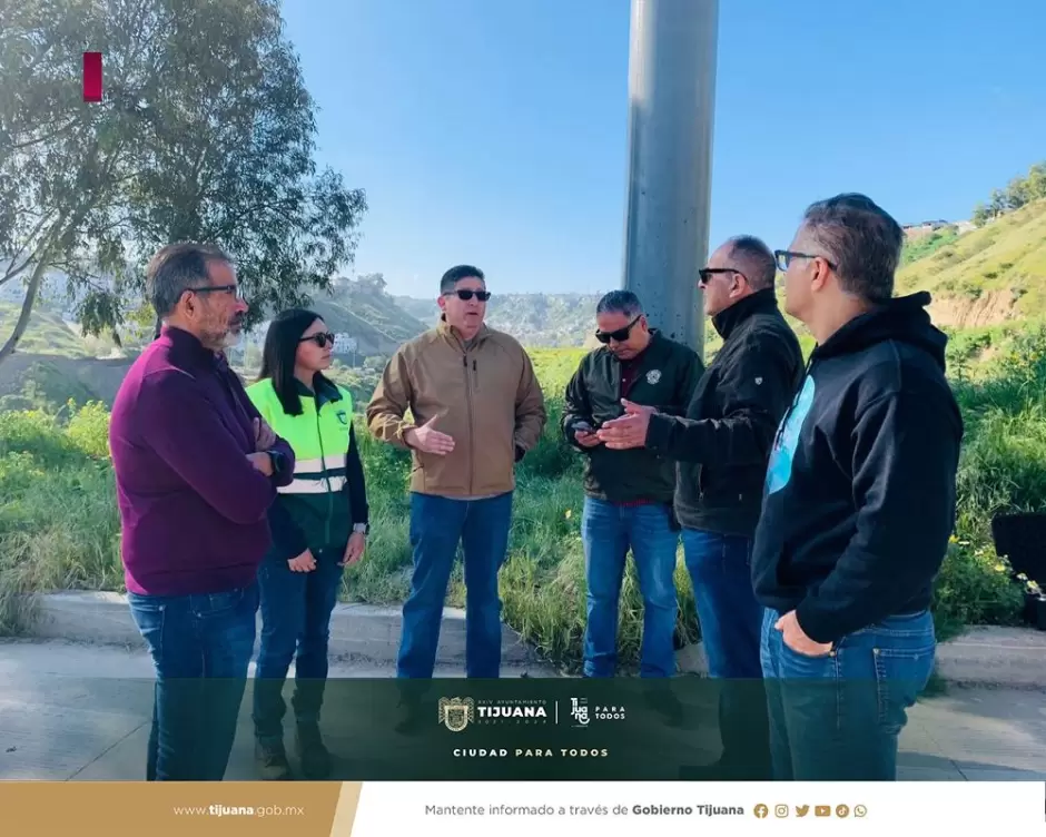 Desv�o de carriles y contra flujo en la carretera hacia Playas de Tijuana
