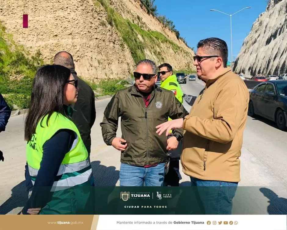 Desv�o de carriles y contra flujo en la carretera hacia Playas de Tijuana