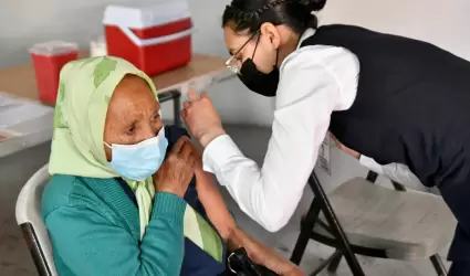 Vacunacin a adultos mayores