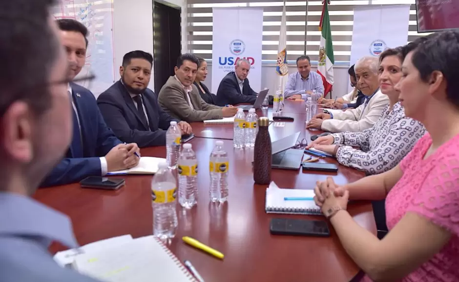 Antonio Astiazarn Gutirrez con integrantes de la Alianza para Ciudades con Emisiones Netas Cero de USAID