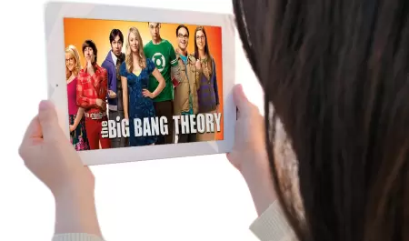 Mujer viendo The Big Bang Theory