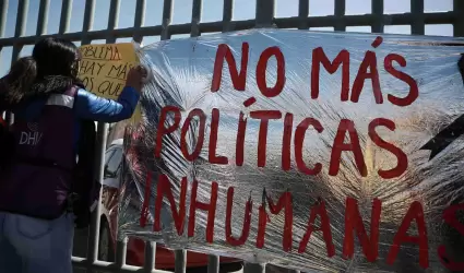 Migrantes y simpatizantes protestan en Ciudad Juárez por las víctimas del incend
