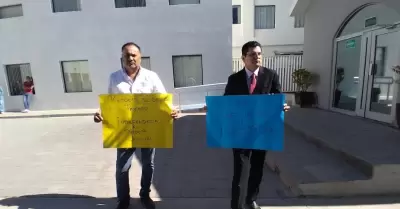 Abogados amigos de los padres de Nathan Karim protestan en juzgados