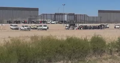 Migrantes intentan cruzar el muro fronterizo ubicado entre Ciudad Juárez y El Pa