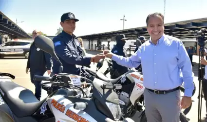 Entrega el alcalde Antonio Astiazarn Gutirrez 20 motos nuevas a la Polica Mun