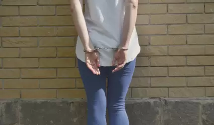 Mujer esposada