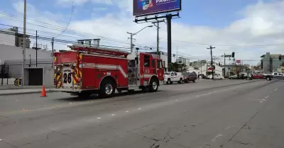 Cami�n de bomberos sobre bulevar Agua Caliente