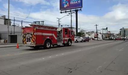 Camión de bomberos sobre bulevar Agua Caliente