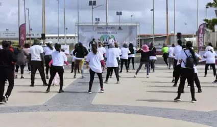 Participan m�s de 100 personas en clase fitness en TJ