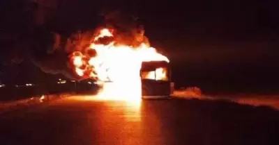 Fue alrededor de las 19:30 horas de este lunes que se incendi� un autob�s de pas