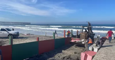 Trabajando en conjunto de limpieza de playas