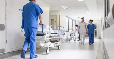 Hombre empujando camilla en un hospital