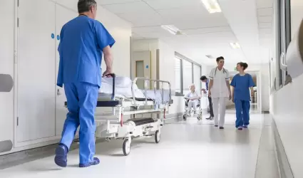 Hombre empujando camilla en un hospital