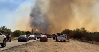 Se presenta incendio en la carretera Hermosillo-Mazat�n