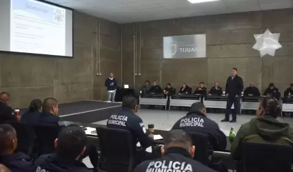 Capacitan a Policías de Tijuana