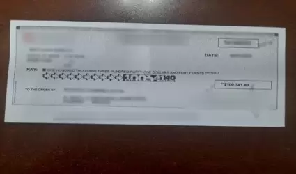 Cheque por 100 mil 341 d�lares