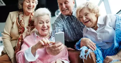 Adultos mayores con un telfono inteligente