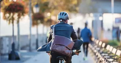 Hombre traslad�ndose a su trabajo en bicicleta