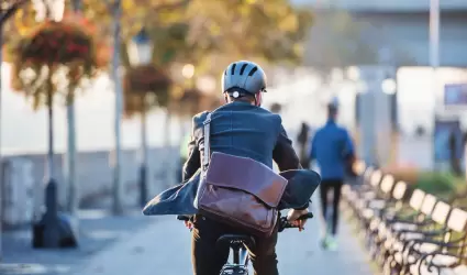 Hombre trasladndose a su trabajo en bicicleta