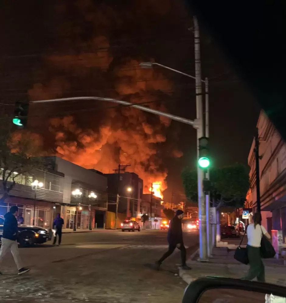 Incendio en muebler�a La Malinche