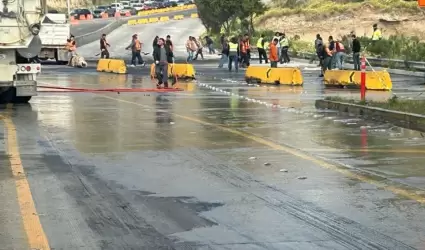 Derrame de residuos en carretera a Playas de Tijuana