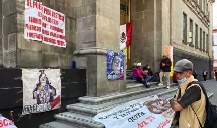Simpatizantes de Morena instalan una carpa en la entrada principal de la Suprema