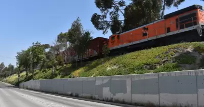 Tren chocara y se lleva cableado