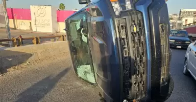 El veh�culo tipo pick up circulaba en el carril de poniente a oriente