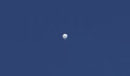 Un enorme globo surca el cielo sobre Columbia, Missour.