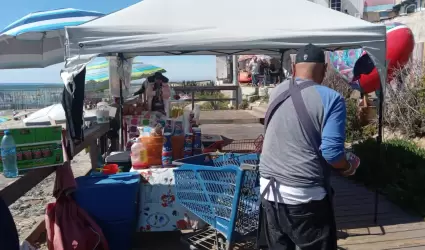 Retiran puestos con venta de alcohol en el malecón de Playas de Tijuana