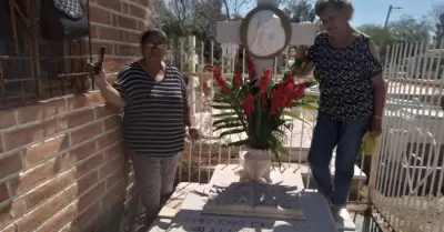 Lourdes Valdez y su familia visitan la tumba de su abuela