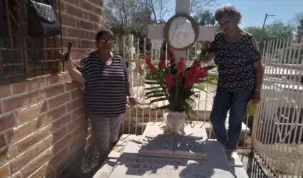 Lourdes Valdez y su familia visitan la tumba de su abuela